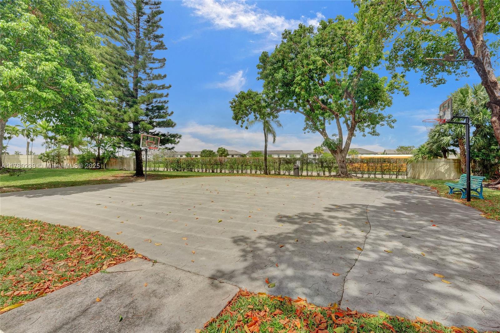 LAKE EMERALD CONDOMINIUM - Residential