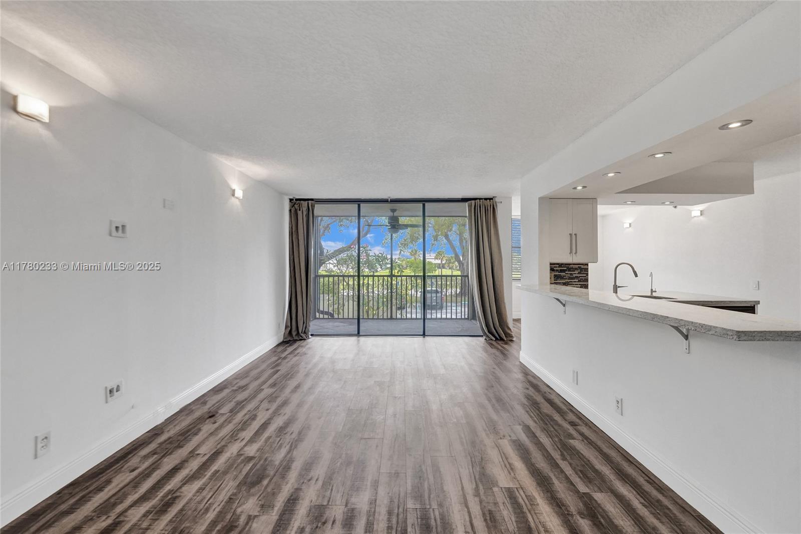 LAKE EMERALD CONDOMINIUM - Residential