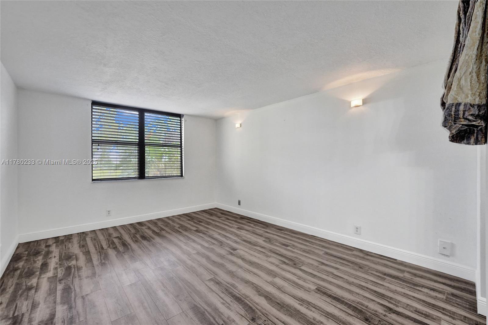 LAKE EMERALD CONDOMINIUM - Residential