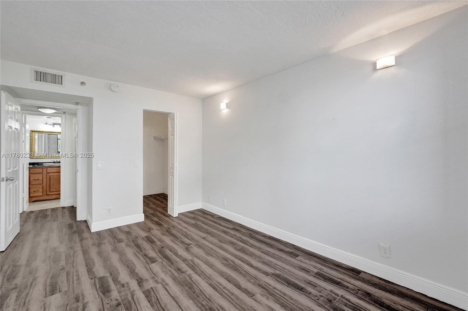 LAKE EMERALD CONDOMINIUM - Residential