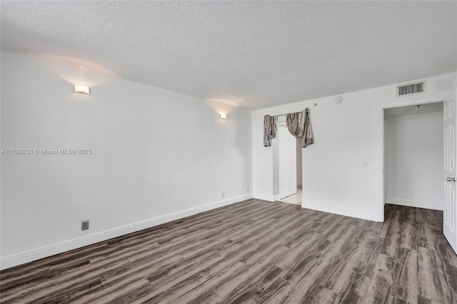 LAKE EMERALD CONDOMINIUM - Residential