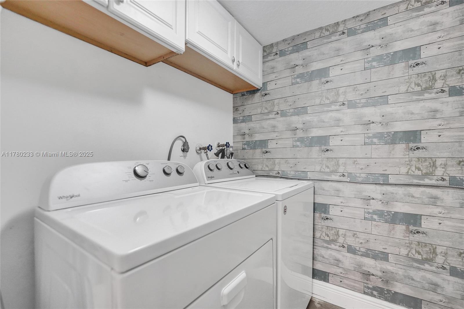 LAKE EMERALD CONDOMINIUM - Residential