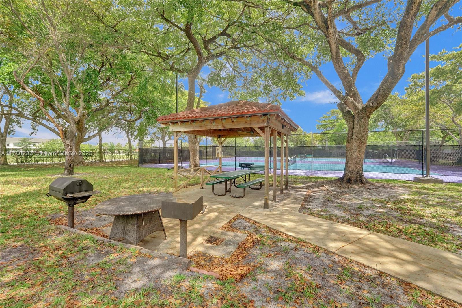 LAKE EMERALD CONDOMINIUM - Residential