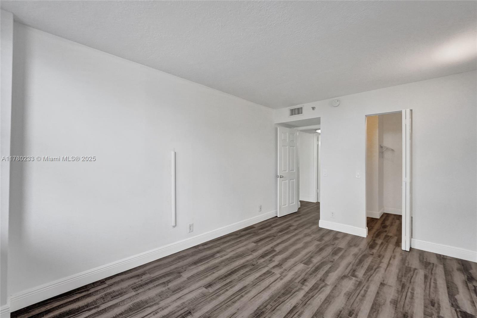 LAKE EMERALD CONDOMINIUM - Residential
