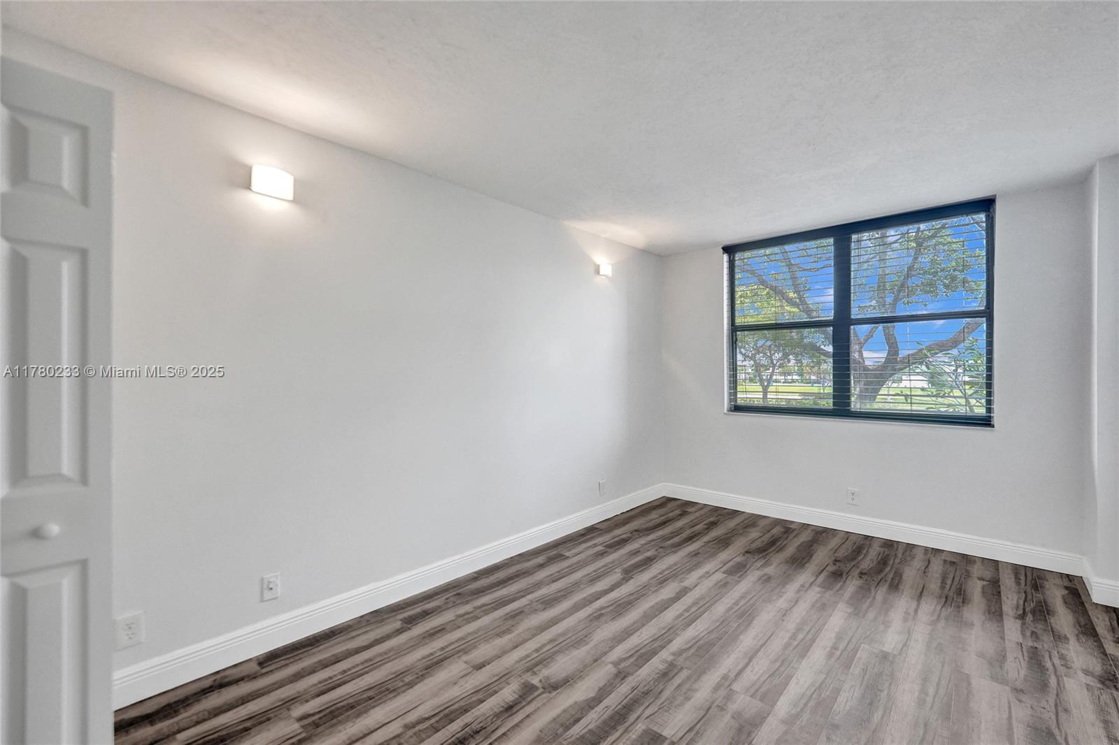 LAKE EMERALD CONDOMINIUM - Residential