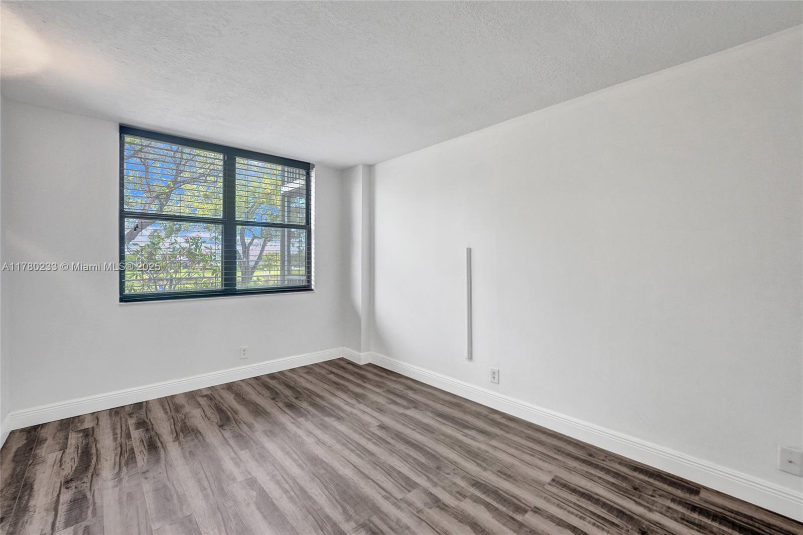 LAKE EMERALD CONDOMINIUM - Residential