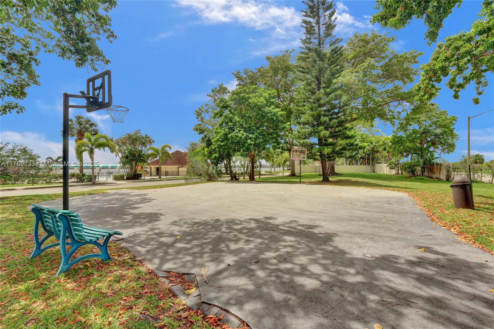 LAKE EMERALD CONDOMINIUM - Residential