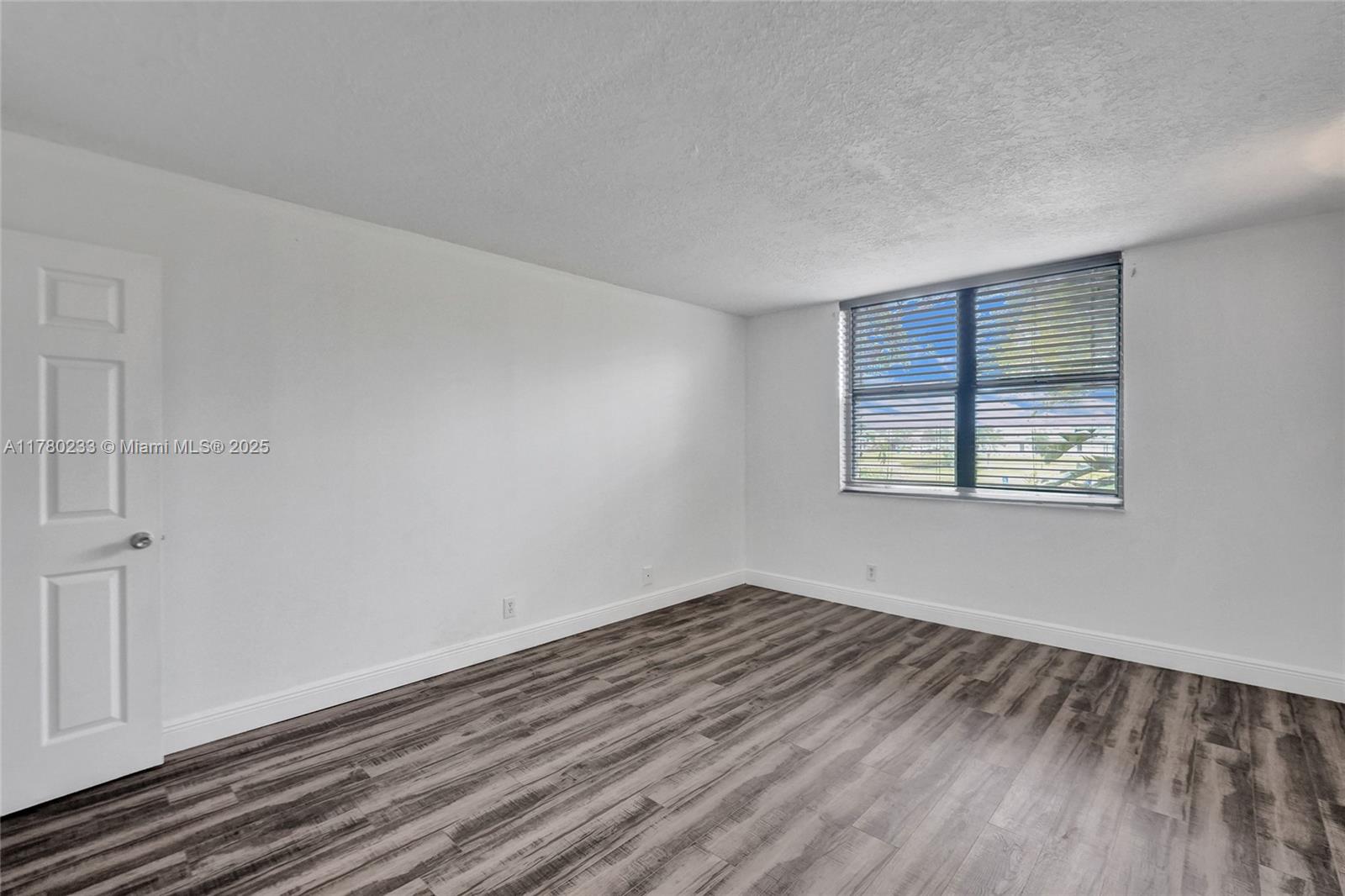 LAKE EMERALD CONDOMINIUM - Residential