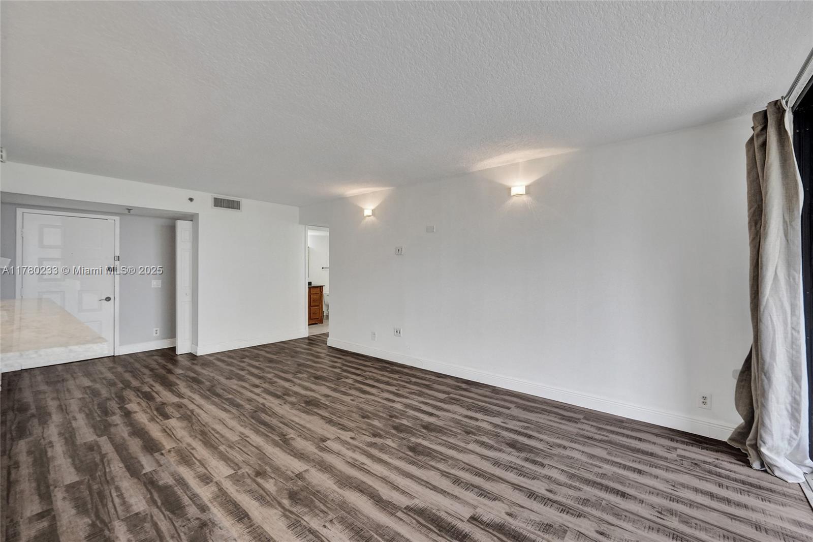 LAKE EMERALD CONDOMINIUM - Residential