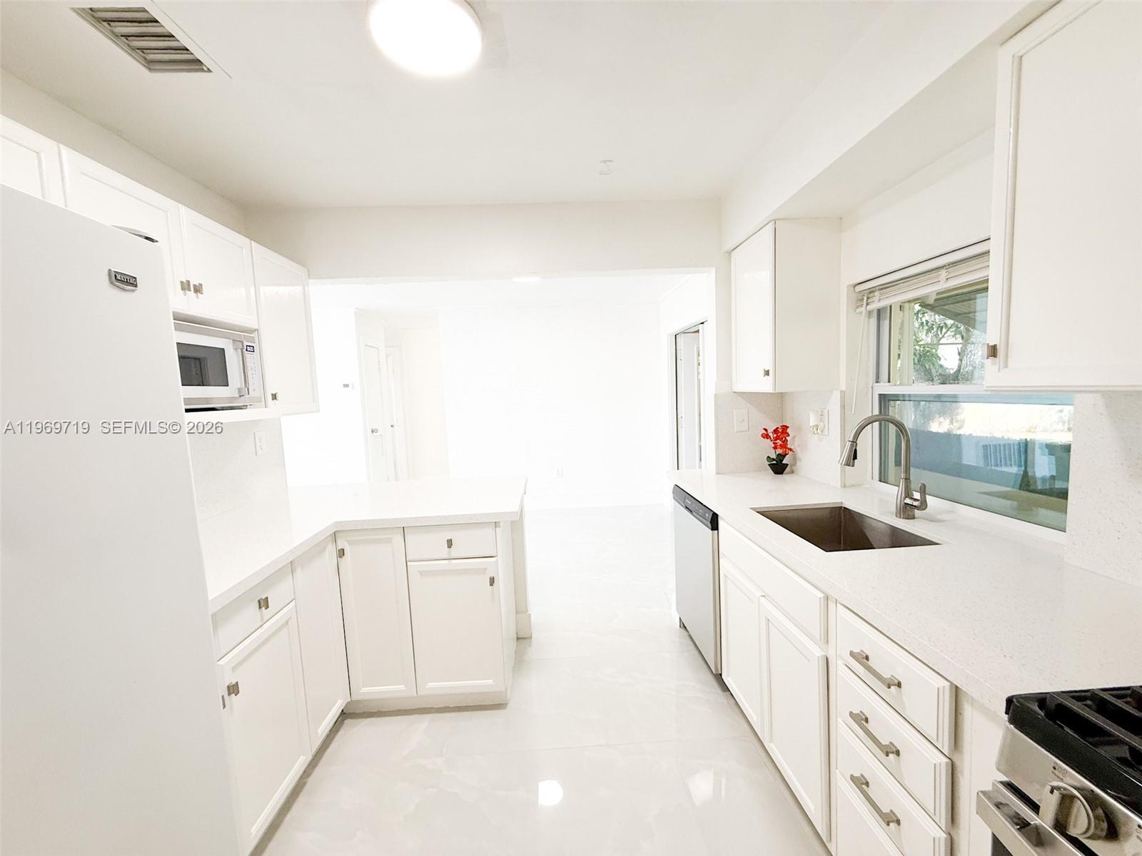 SUNRISE GOLF VILLAGE SEC - Residential Lease