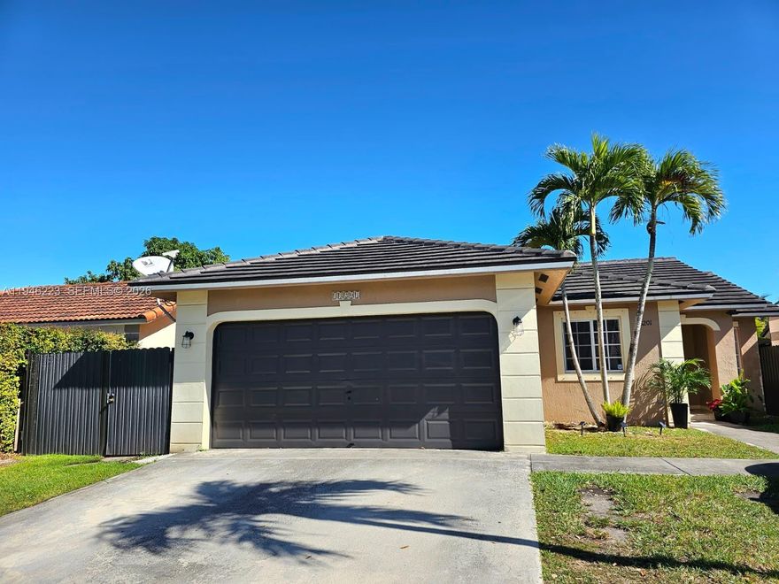 Excellent opportunity for you and your loved ones! Come and see this 3 bedroom, 2 bathroom house in a spectacular, calm, safe and beautiful area. NO HOA! This home boasts plenty of yard space and an independent entrance on the left side, for all your entertaining desires. ROOF, AC, & WATER HEATER with less than 5 years in use. It's just awaiting your special touch!