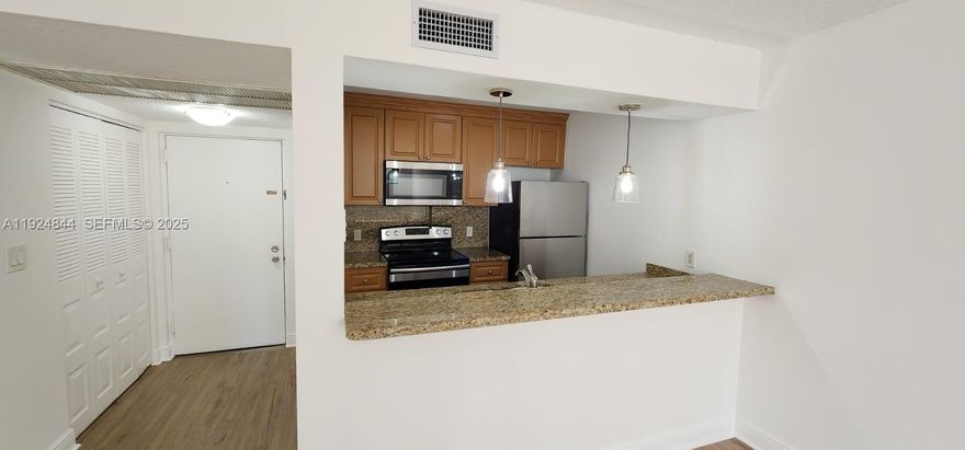 VERY LUMINOUS 1 BED /1 BATH UNIT AT LAS VISTAS AT DORAL. UPDATED KITCHEN, LIVING ROOM. STAINLESS-STEEL APPLIANCES AND A/C. WASHER AND DRYER INSIDE UNIT. COMMUNITY HAS POOL, FITNESS CENTER, TENNIS COURT, AND 24 HOURS SECURITY. LOCATED CLOSE TO COVENIENT STORES,MAIN HIGHWAYS, NEXT TO DOWNTOWN DORAL AND MUCH MORE! WATER IS NOT INCLUIDED *$45.60* FLAT RATE. TENANT OCCUPIED.