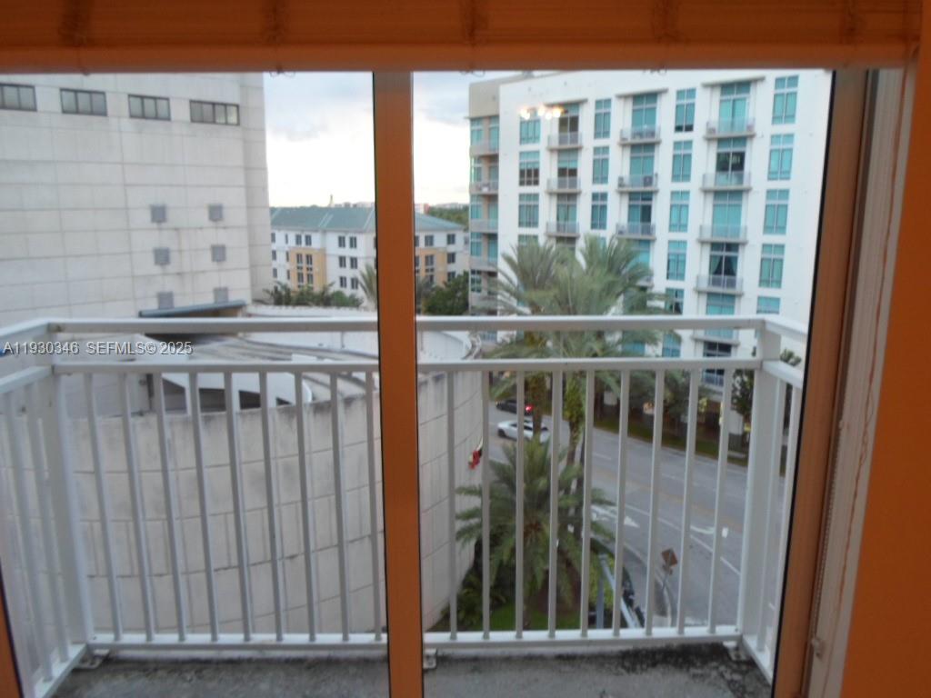 DOWNTOWN DADELAND - Residential