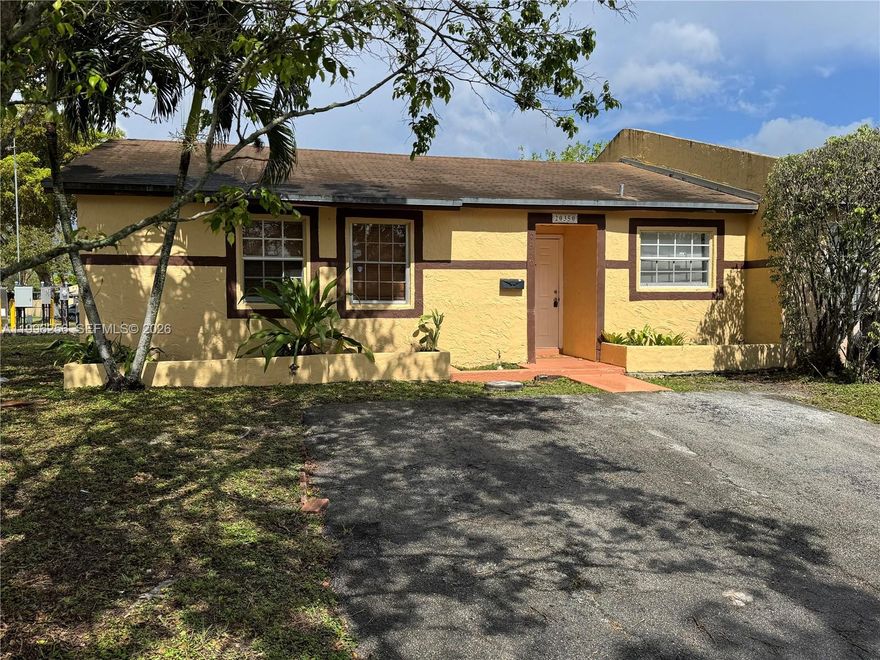 THIS SPACIOUS CORNER VILLA FEATURES THREE BEDROOMS AND TWO FULL BATHS, TILE FLOORS THRUOUT, SPACIOUS KITCHEN WITH QUARTZ COUNTERTOP, LARGE FENCED BACKYARD, CENTRAL AIR, AND EASY ACCESS TO MAJOR ROADS AND SHOPPING. HOA FEE ONLY $45/MONTH. SET UP A SHOWING TODAY.