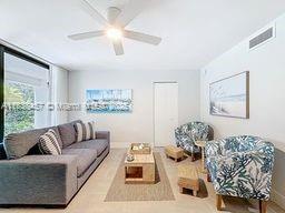 350 Grapetree Dr 405