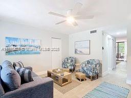 350 Grapetree Dr 405