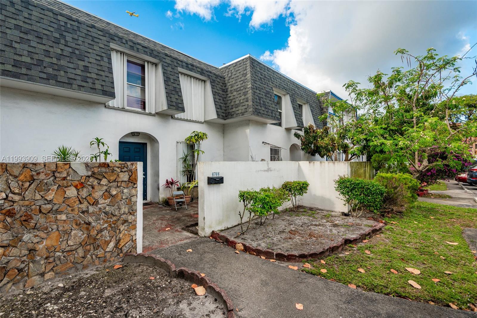 NOVA TOWNHOUSES CONDOMINI - Residential