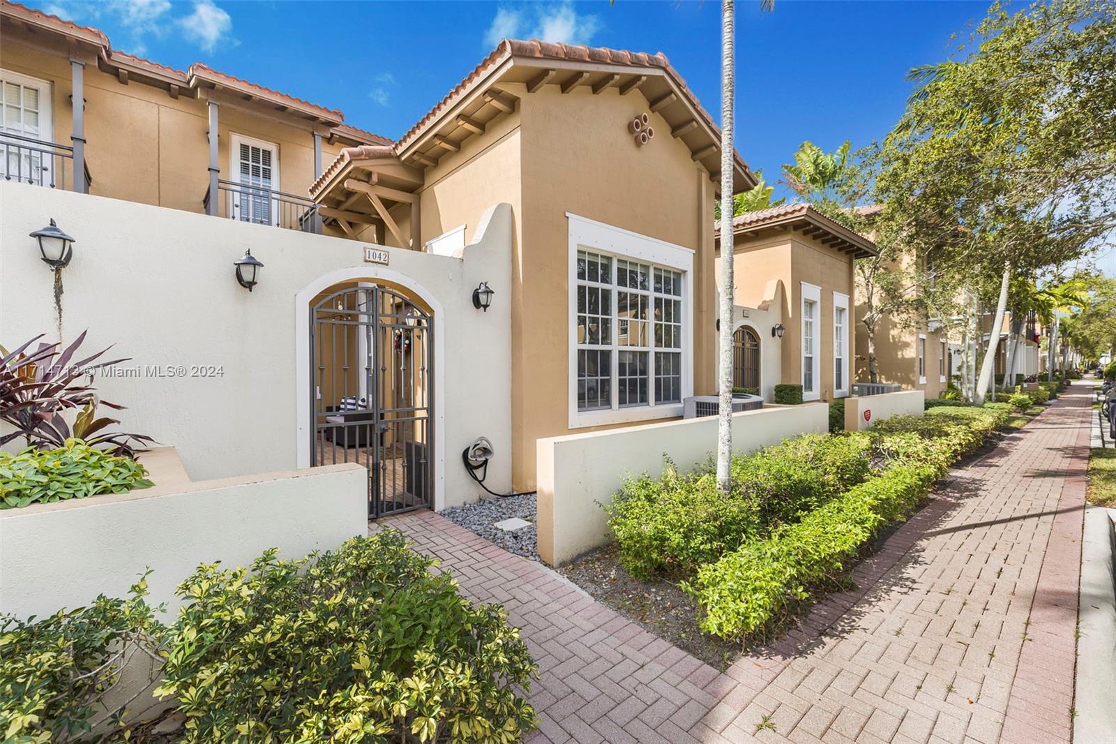 Property for Sale at 1042 Sw 146th Ter, Pembroke Pines, Miami-Dade County, Florida - Bedrooms: 3 
Bathrooms: 3  - $555,000