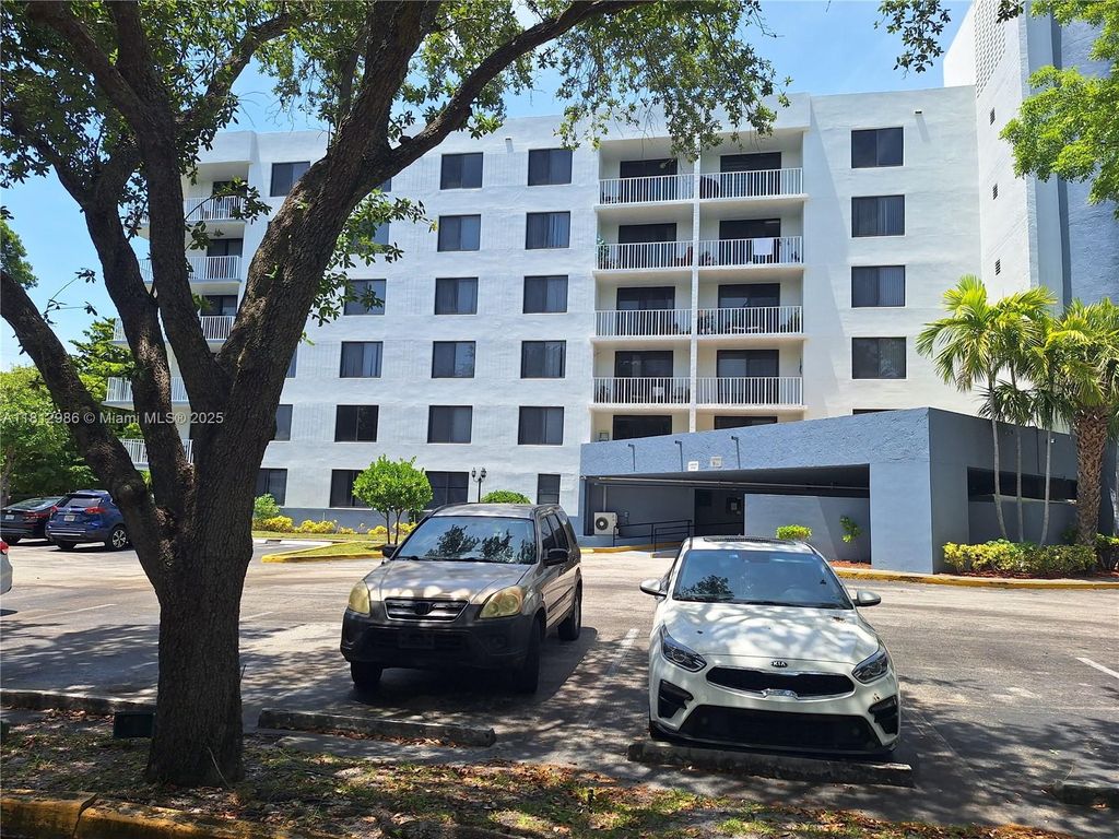 Photo of 901 Hillcrest Dr #415, Hollywood, FL 33021 (MLS # A11812986)