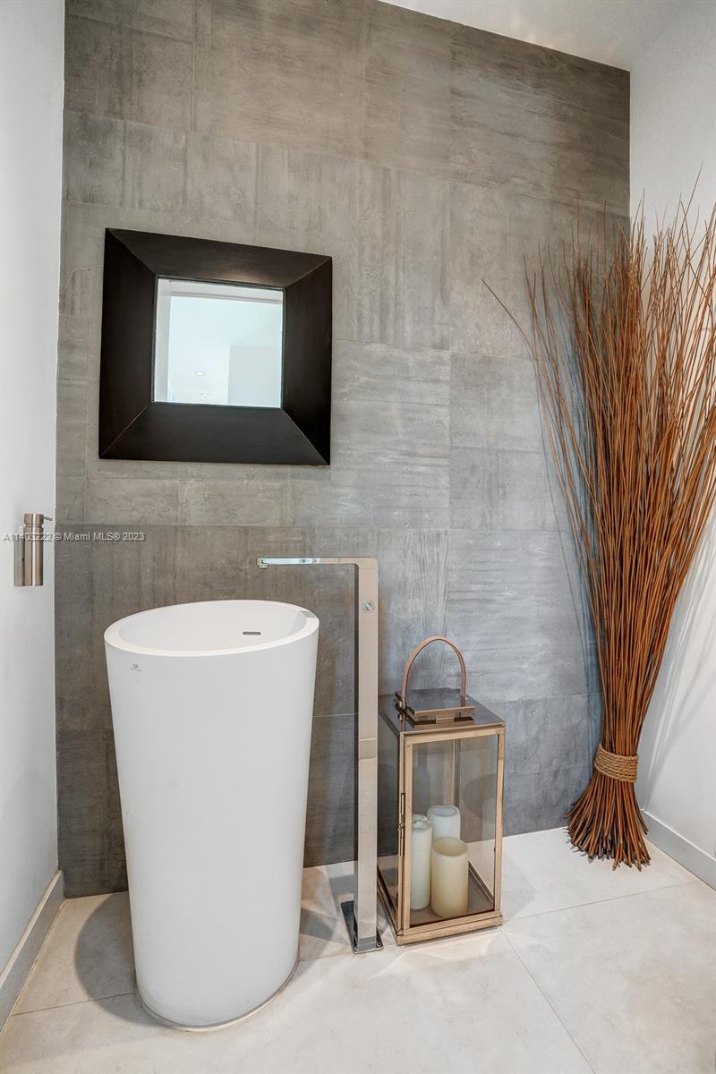 TROPICAL ISLE HOMES SUB 4 - Residential