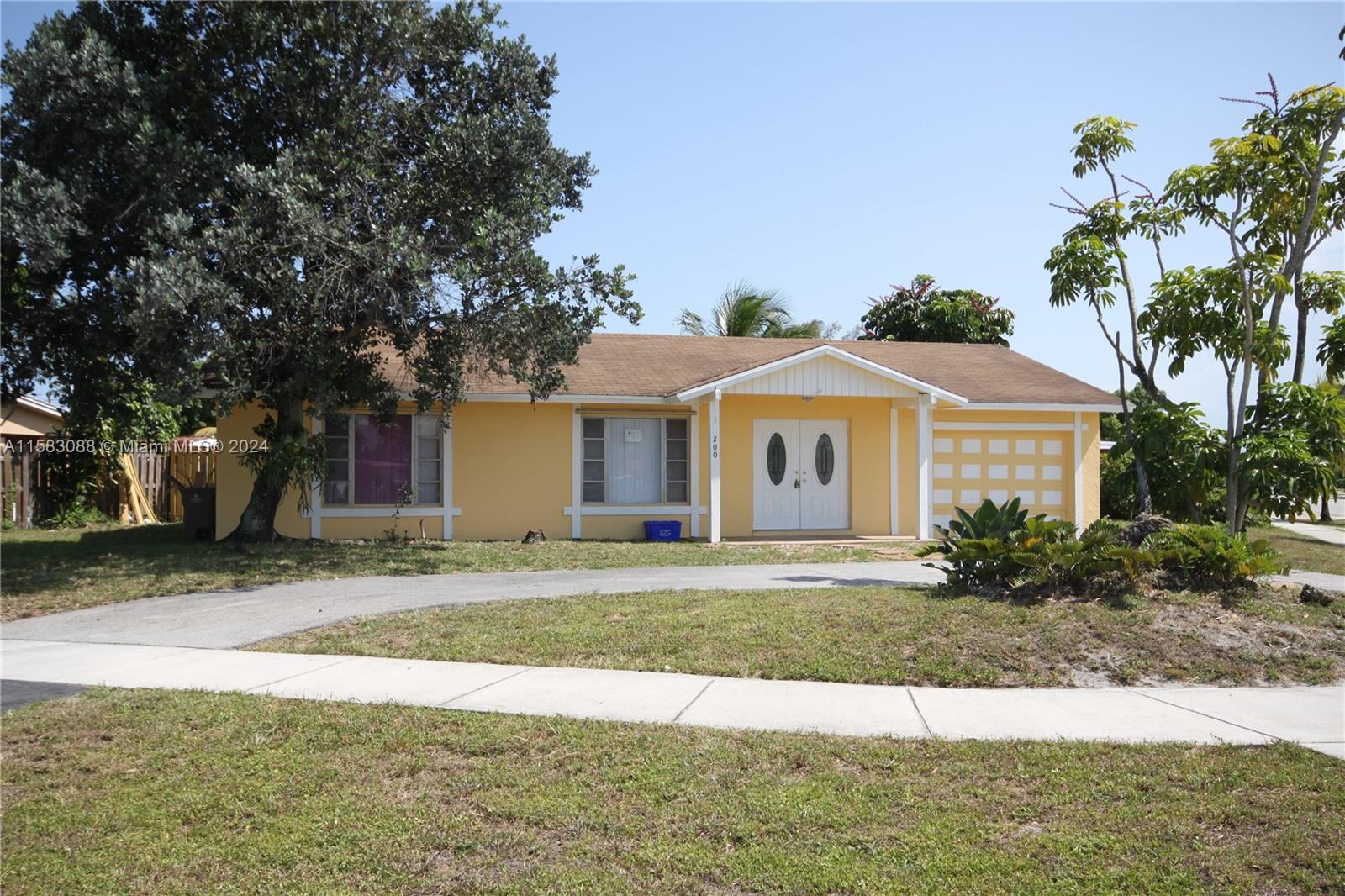 Beautiful 2/2 Single Family freshly painted with Swimming Pool and screening patio in a quiet area. Monty payment include the maintenance of the pool and landscaping.