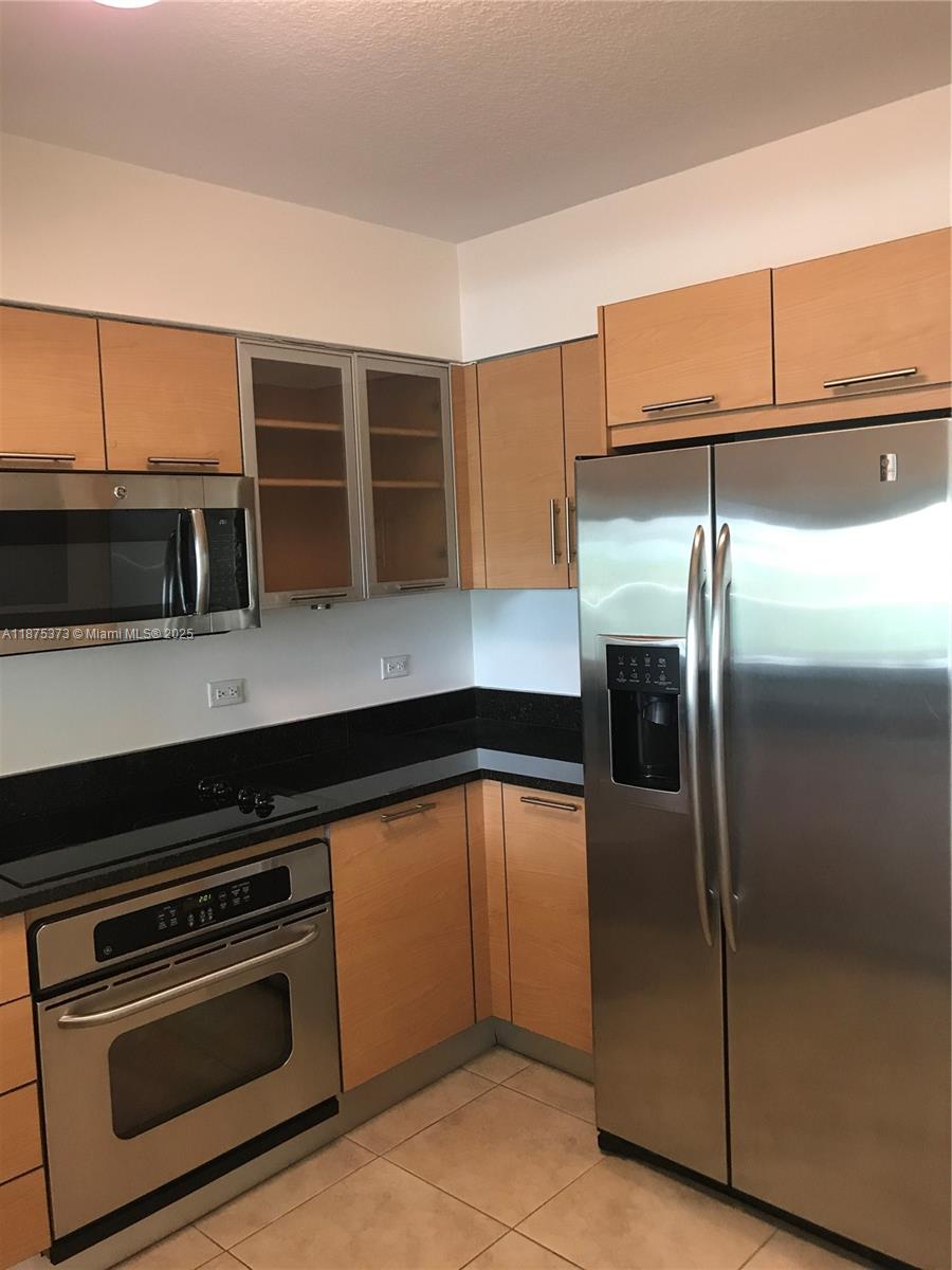 BEAUTIFUL 1 BED/1BATH APT. AT THE HIGHLY SOUGHT BRICKELL ON THE RIVER. WASHER AND DRYER IN UNIT, OPEN KITCHEN WITH STAINLESS STEEL APPLIANCES, GRANITE COUNTER TOPS, CROWN MOLDING THROUGHOUT THE UNIT, UPGRADED FIXTURES AND BATH WITH MARBLE FLOORS. BUILDING HAS STATE OF THE ART AMMENITIES, INCLUDING MULTI LEVEL GYM, JACUZZI, SAUNA, STEAM ROOM, BUSINESS CENTER, PARTY ROOM, BAR AND SWIMMING POOL. PRIME LOCATION, ONE BLOCK FROM BRICKELL CITY CENTER, WALKING DISTANCE TO MARY BRICKELL VILLAGE, METROMOVER AND DOWNTOWN MIAMI. BEST PRICED UNIT IN THE WHOLE BUILDING. HURRY, IT WON'T LAST!