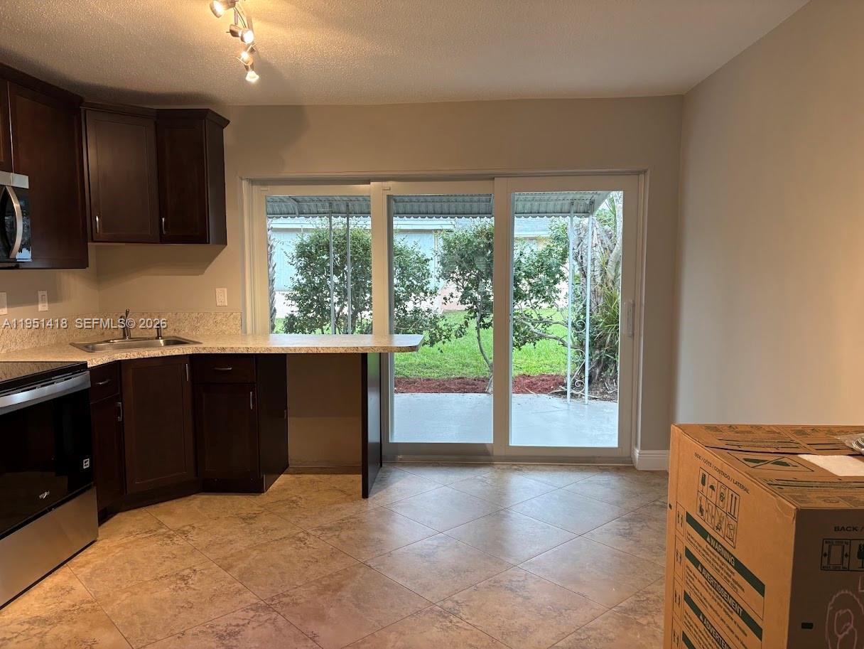 7305 NW 57th Ct, Tamarac, FL, 33321/$339,000 4 7305 NW 57th Ct