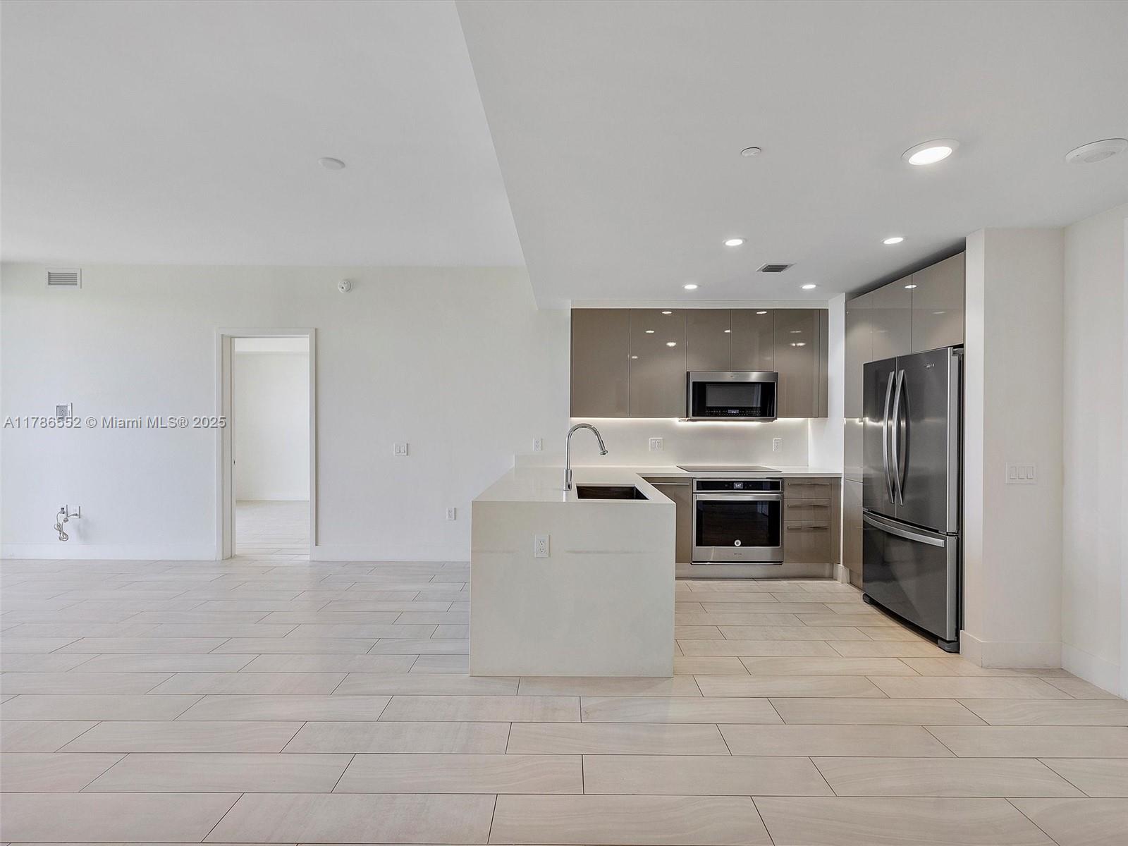 METROPICA NORTH TOWER ONE - Residential