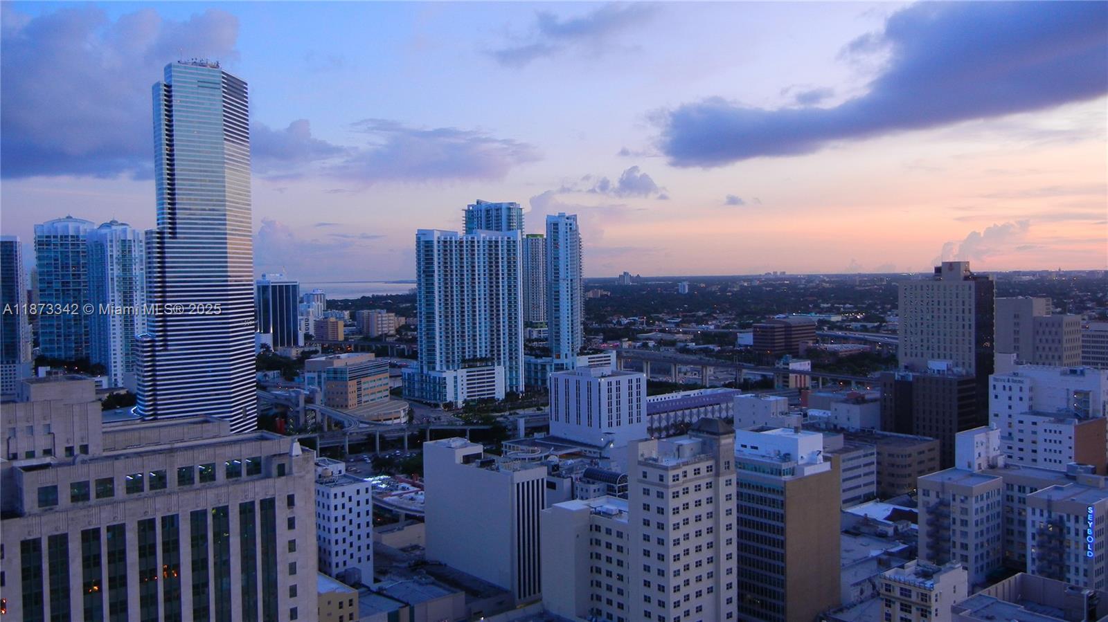 One bedroom open floorplan loft with polished concrete floors, high ceilings and impact floor-to-ceiling glass. Enjoy everything in the heart of Downtown Miami while being minutes away from Wynwood, Brickell, Design District, Midtown and the beaches. Two pools, gym, concierge, security, basic WiFi/Cable, washer/dryer in unit, central AC, one parking space.