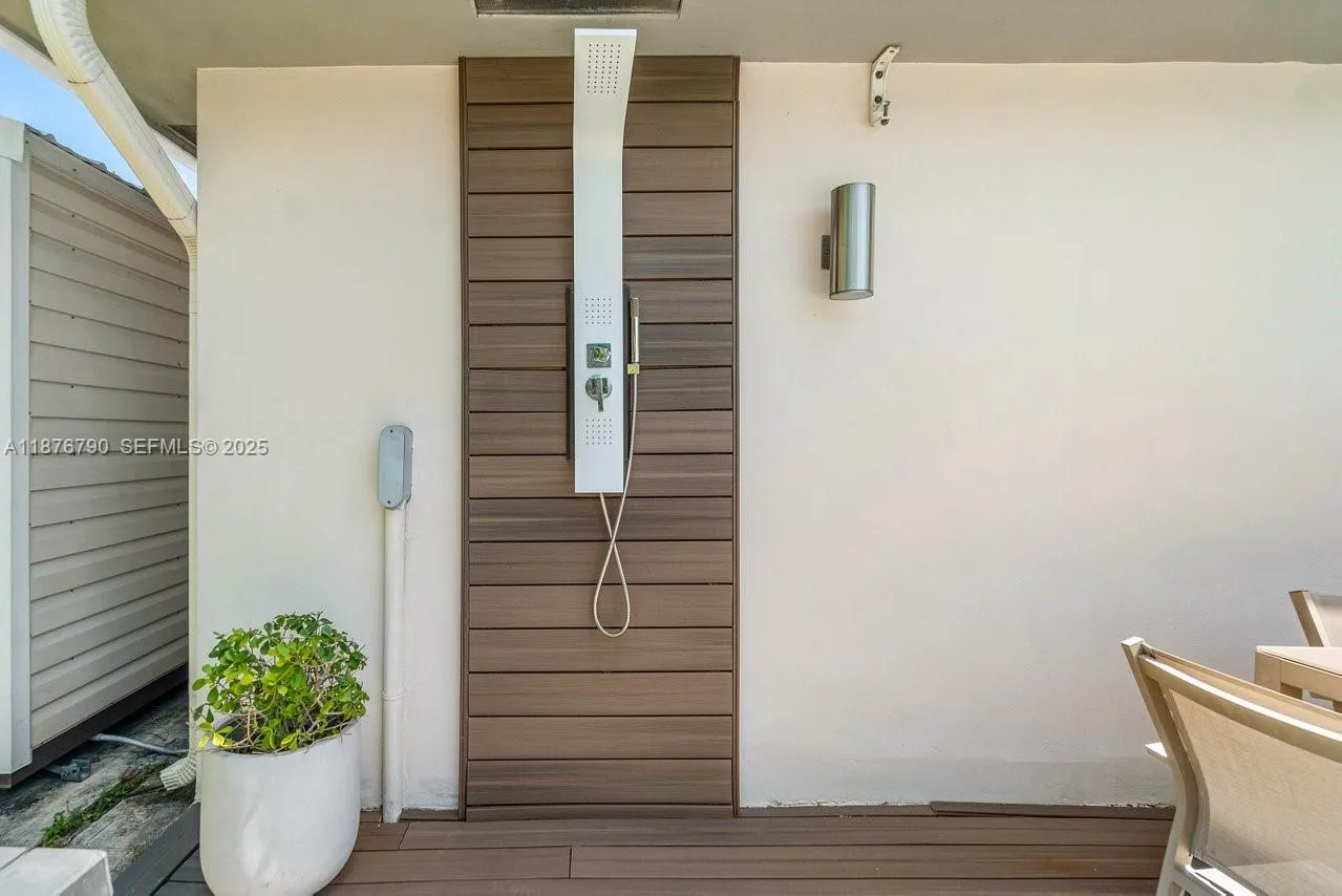 Dania Beach, Florida 33004, United States, 5 Bedrooms Bedrooms, ,3 BathroomsBathrooms,Residential,Active,207920