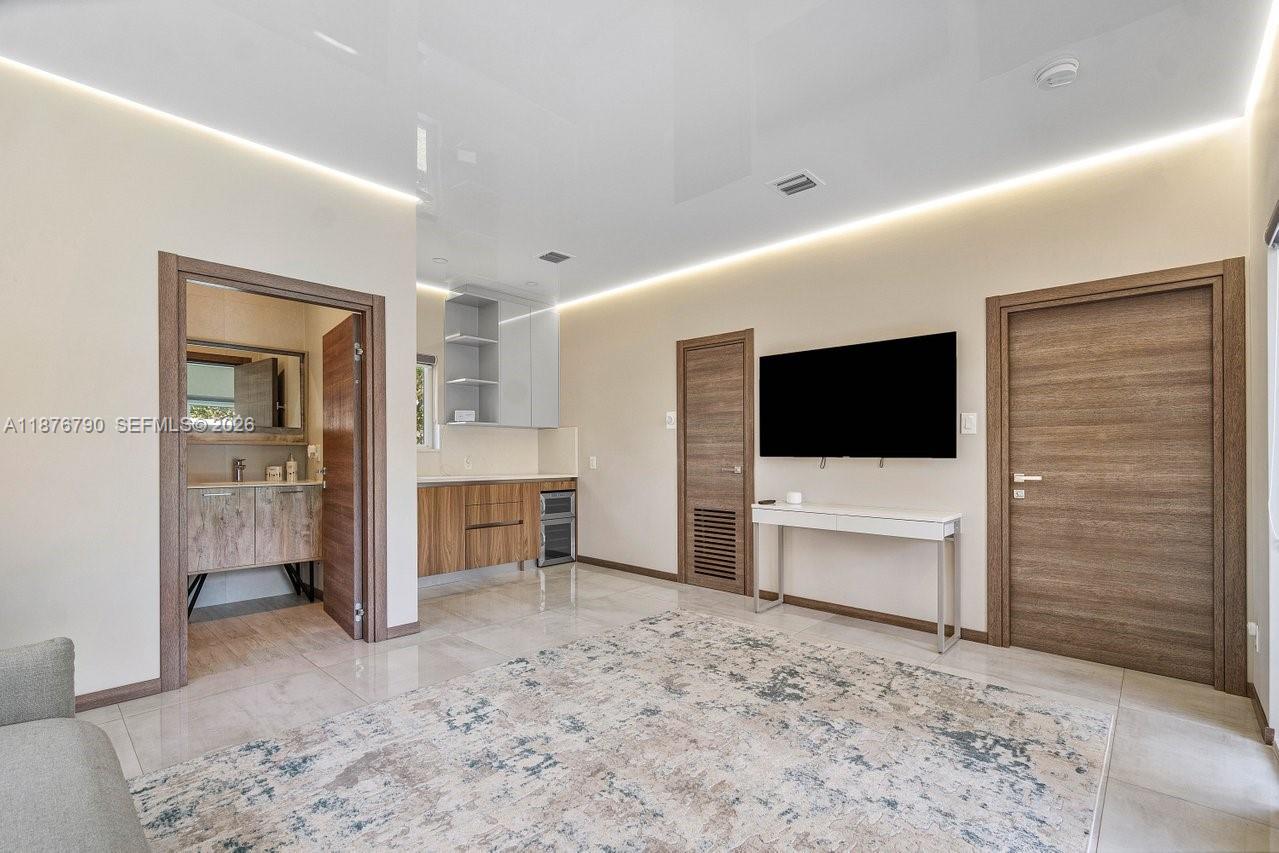 SOUTH DANIA HEIGHTS AMEN - Residential