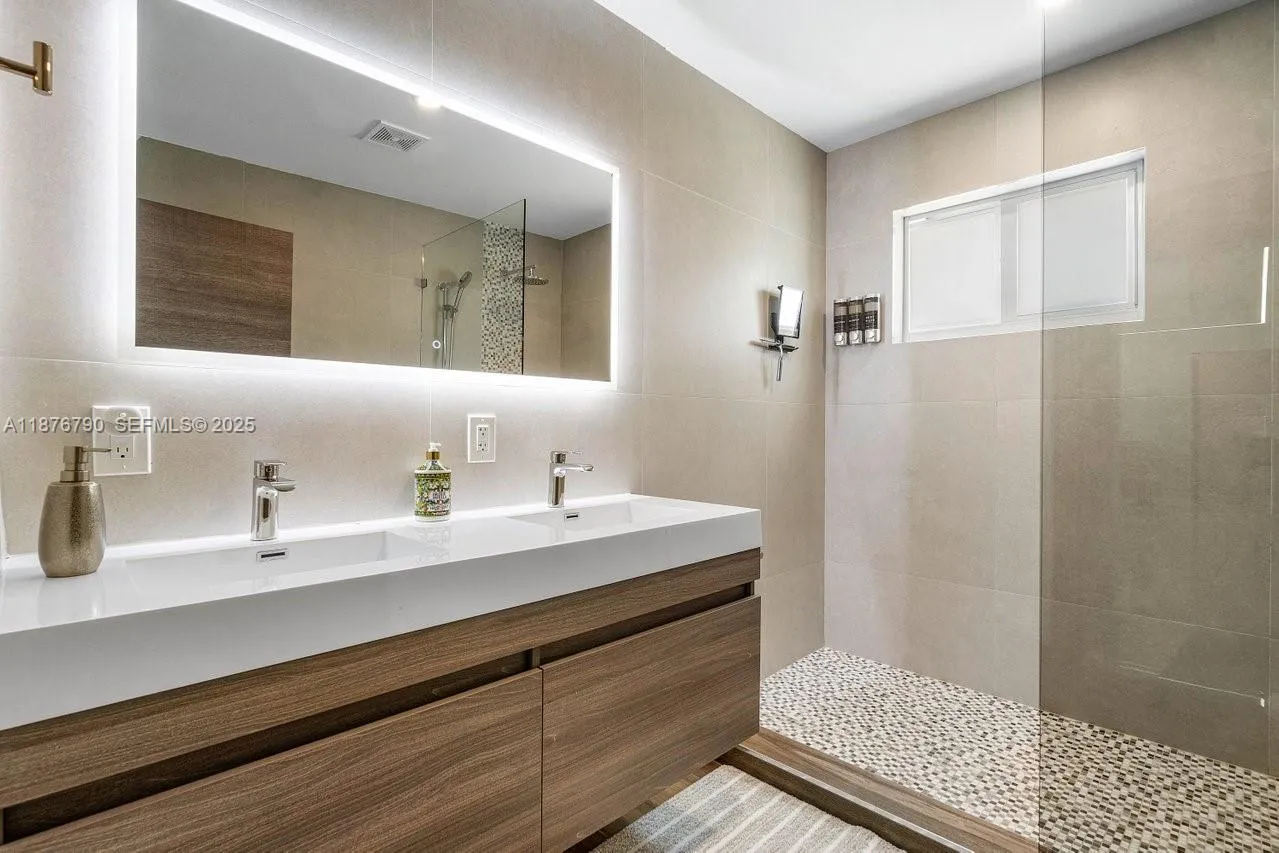 Dania Beach, Florida 33004, United States, 5 Bedrooms Bedrooms, ,3 BathroomsBathrooms,Residential,Active,207920