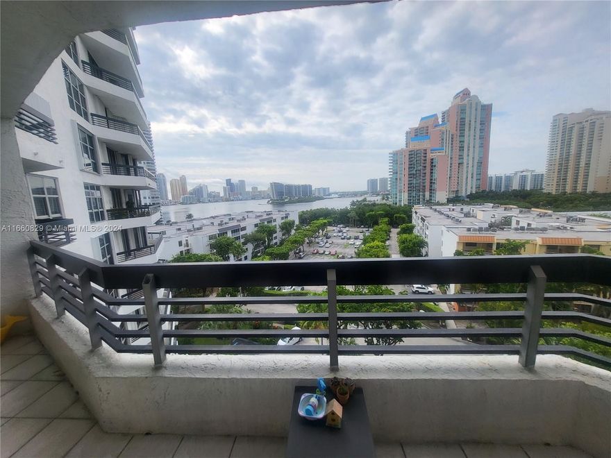 great aventura 2 bed 2 bath apartment great view, mistic tower 600, very well maintained unit with some upgrades, no popcorn ceiling, seller very flexible on times to move out etc, split floor plan,
very spacious and comfortable, 1 covered parking and 1 storage unit.