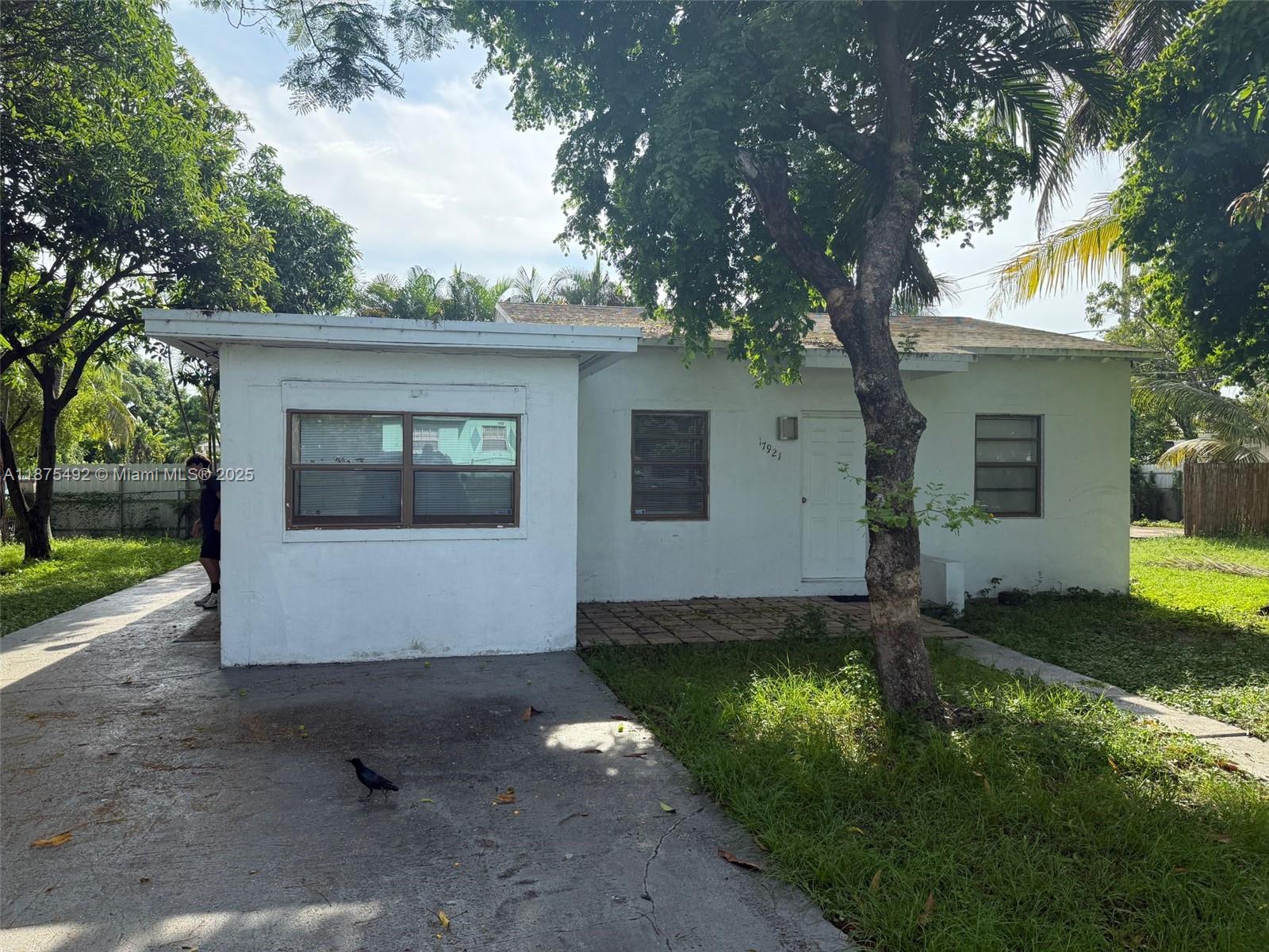 Great location in Miami Gardens. just minutes from golden Glades and steps from 441. Close to supermarkets, shops, and daily conveniences, with easy access to major highways