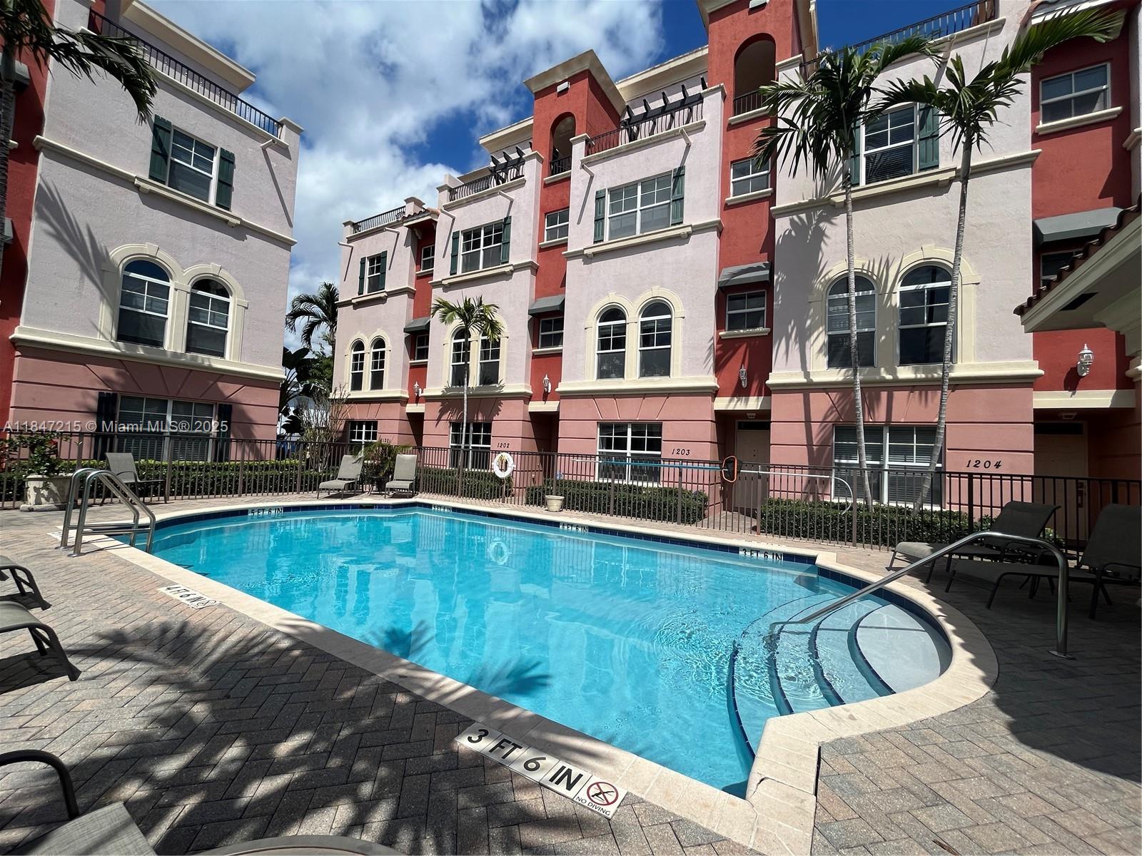 GREAT TOWNHOUSE IN GATED COMUNITY 3 BEDROOMS 3.5 BATHROOMS PLUS GARAGE, EXCELLENT LOCATION, COMMUNITY HAS AMENITIES, FIRST MONTH, LAST MONTH AND DEPOSIT WATER IS NOT INCLUDING .. TENANT HAS TO OPEN THE WATER UNDER CITY OF FORT LAUDERDALE