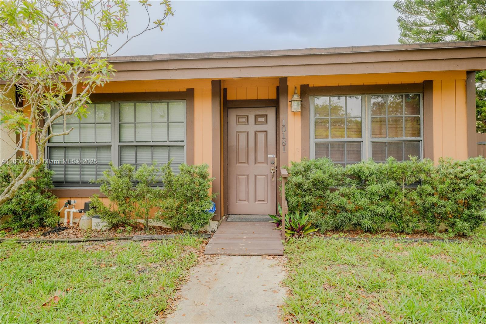 Property for Sale at 10181 E Cypress Ct, Pembroke Pines, Miami-Dade County, Florida - Bedrooms: 2 
Bathrooms: 2  - $395,000