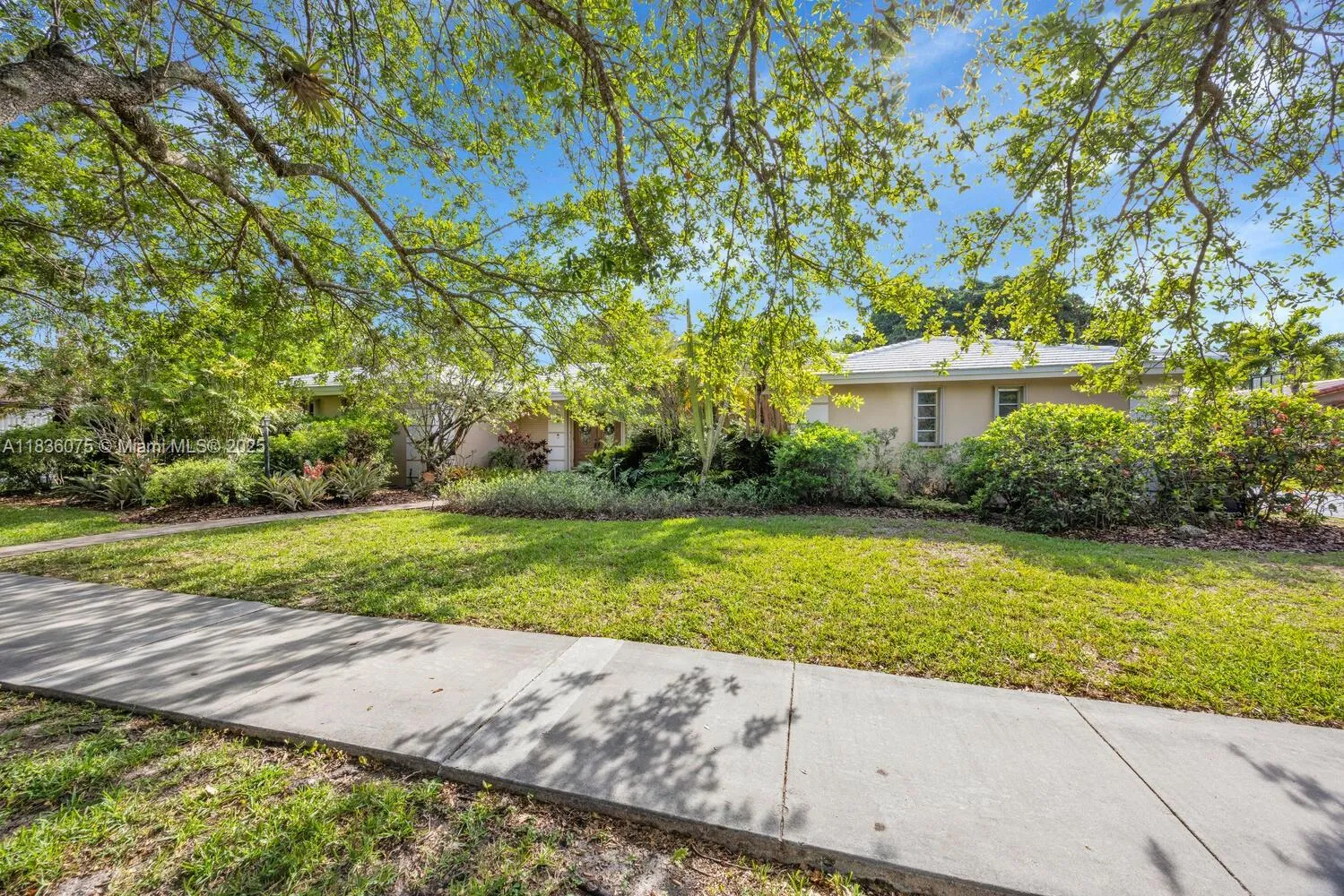 Palmetto Bay, Florida 33157, United States, 4 Bedrooms Bedrooms, ,2 BathroomsBathrooms,Residential,Pending,166643