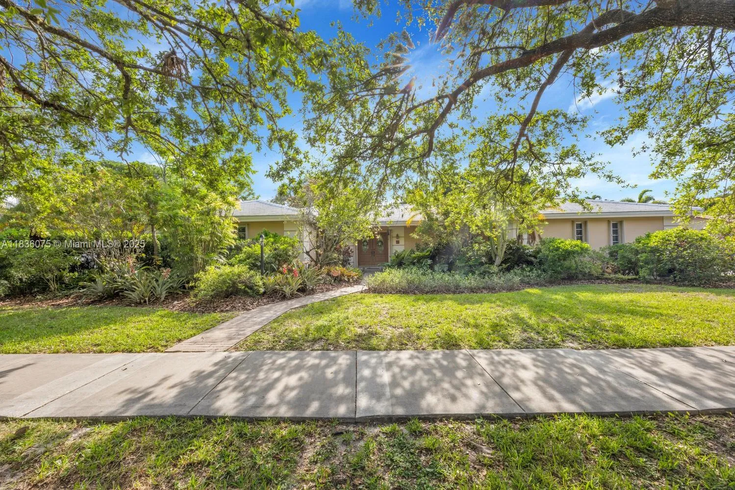 Palmetto Bay, Florida 33157, United States, 4 Bedrooms Bedrooms, ,2 BathroomsBathrooms,Residential,Pending,166643