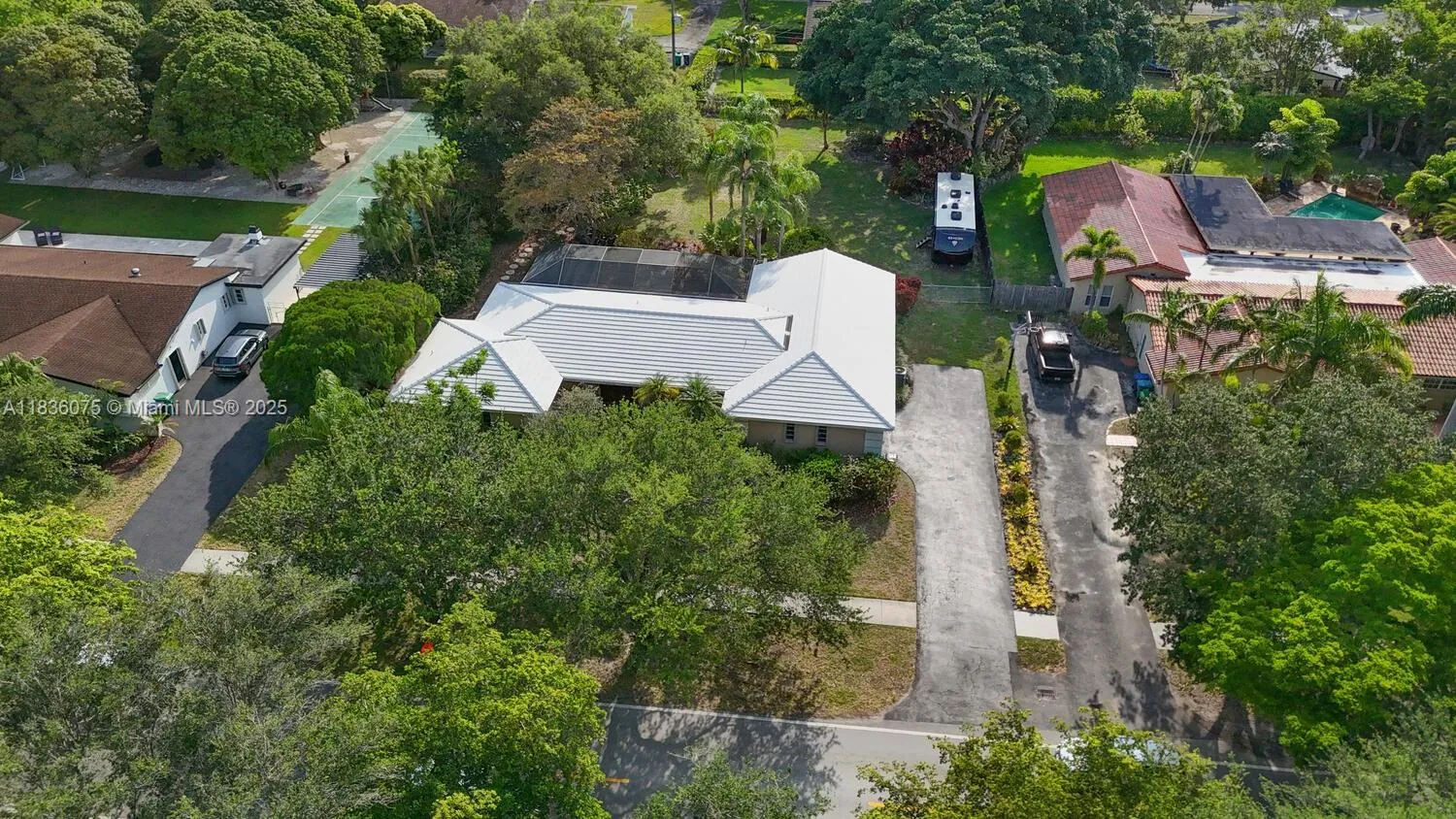 Palmetto Bay, Florida 33157, United States, 4 Bedrooms Bedrooms, ,2 BathroomsBathrooms,Residential,Pending,166643