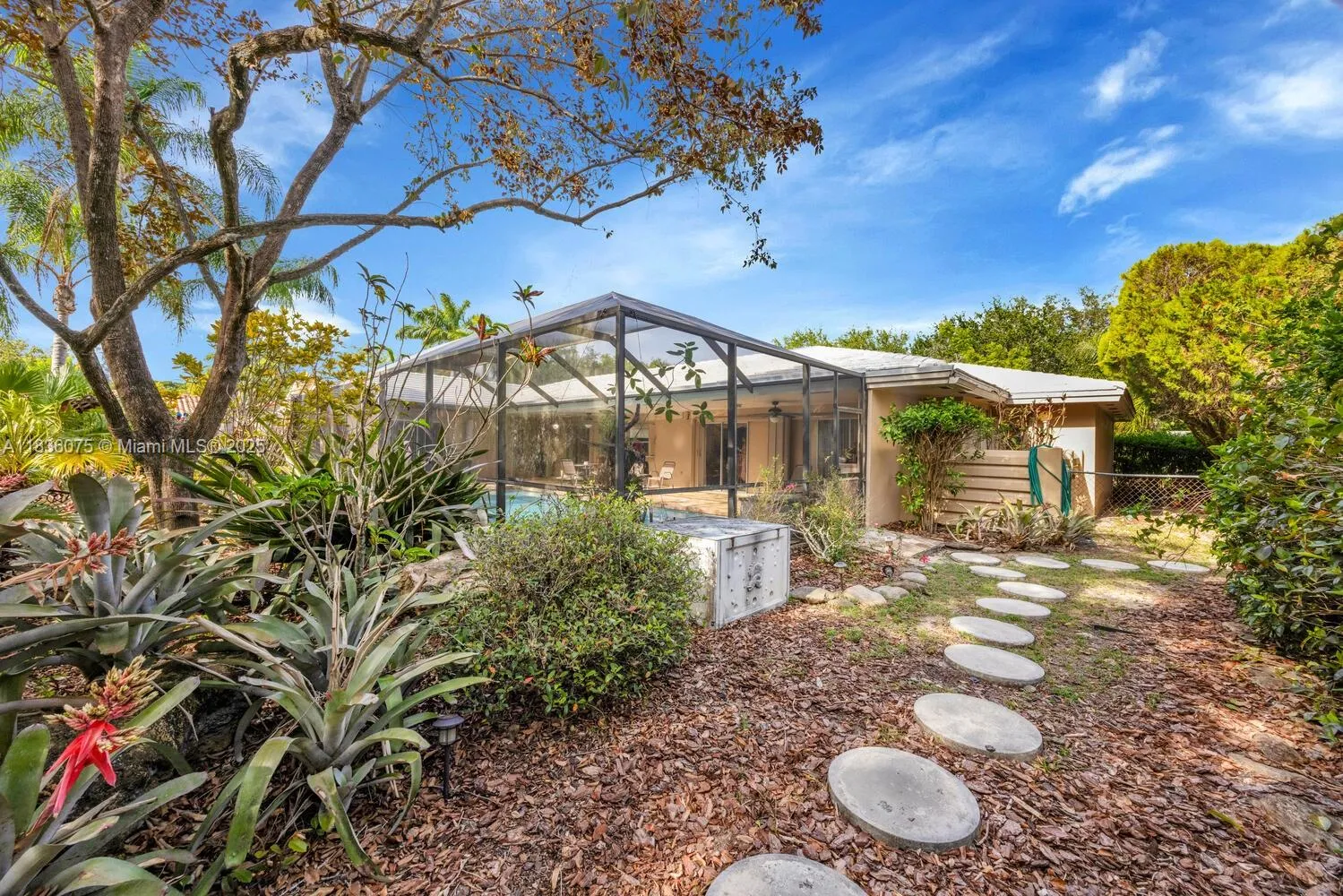 Palmetto Bay, Florida 33157, United States, 4 Bedrooms Bedrooms, ,2 BathroomsBathrooms,Residential,Pending,166643