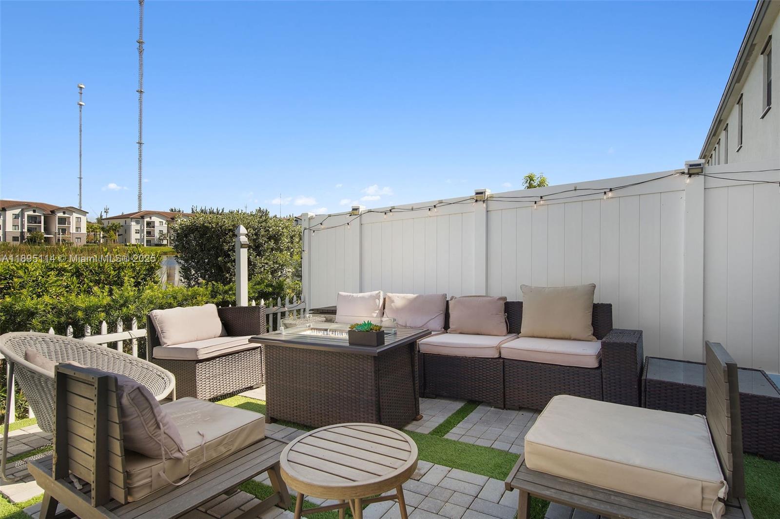VISTA LAGO - Residential