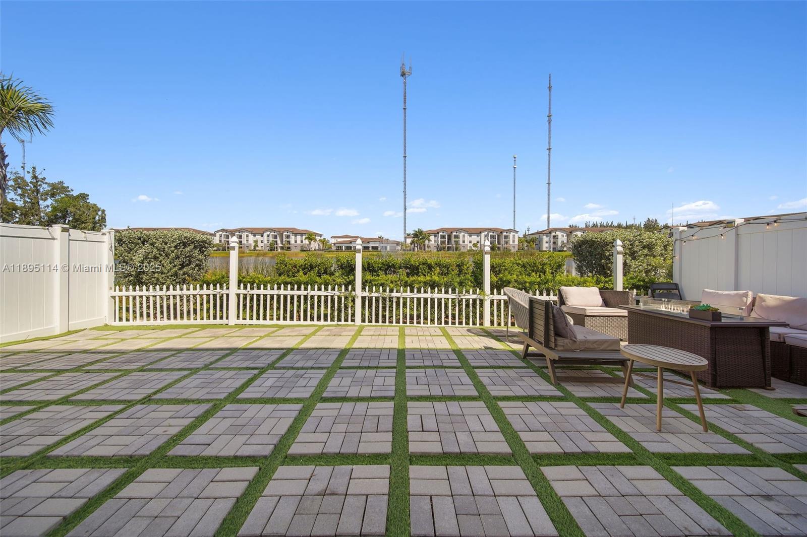 VISTA LAGO - Residential