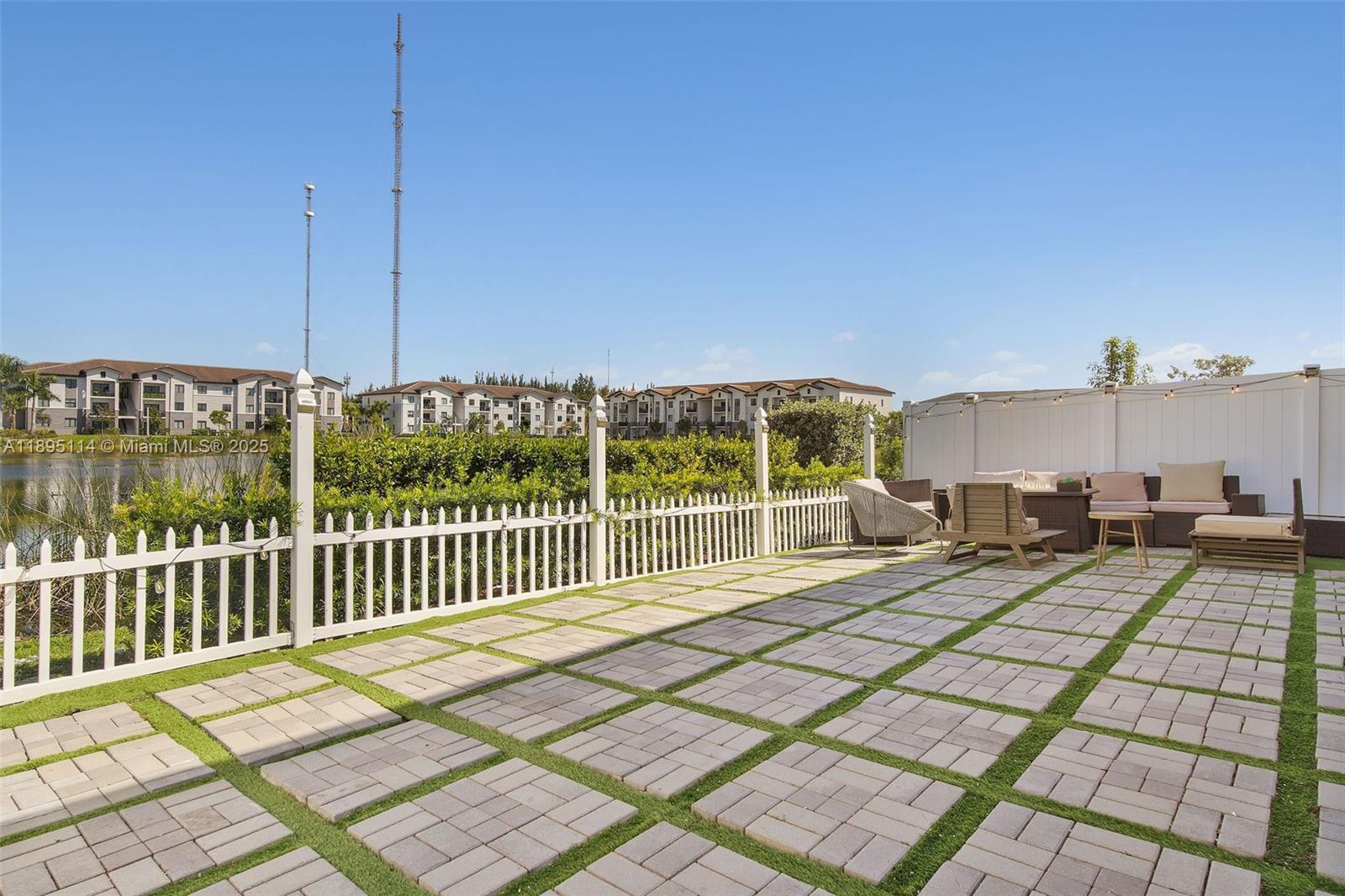 VISTA LAGO - Residential