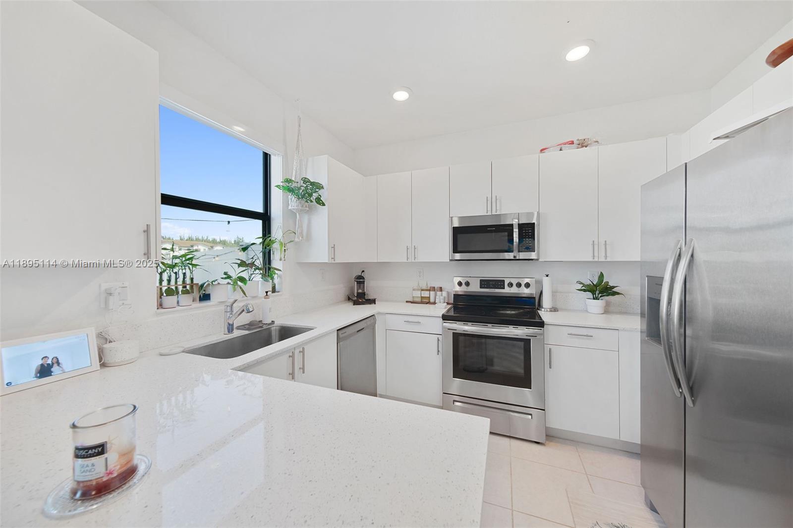 VISTA LAGO - Residential