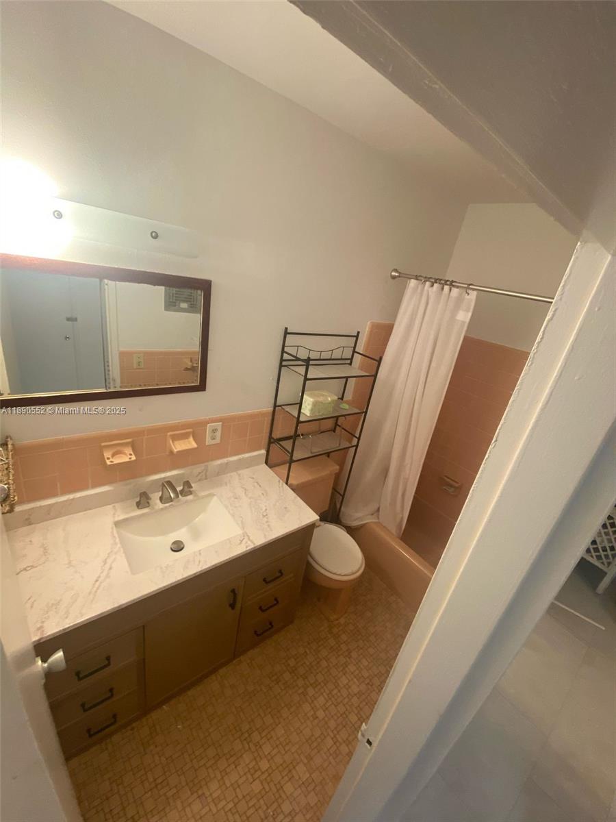 PASADENA GARDEN APARTMENT - Residential