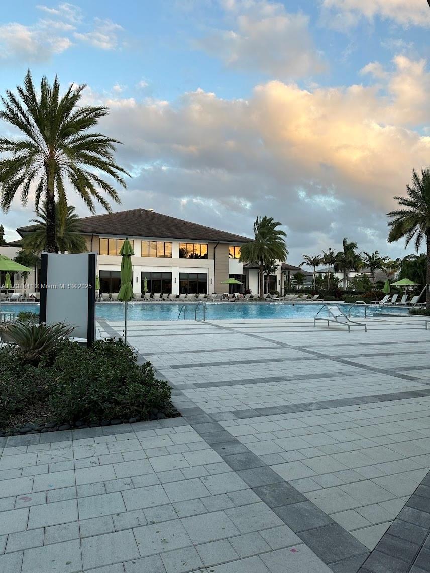 DOWNTOWN DORAL SOUTH PHAS - Residential