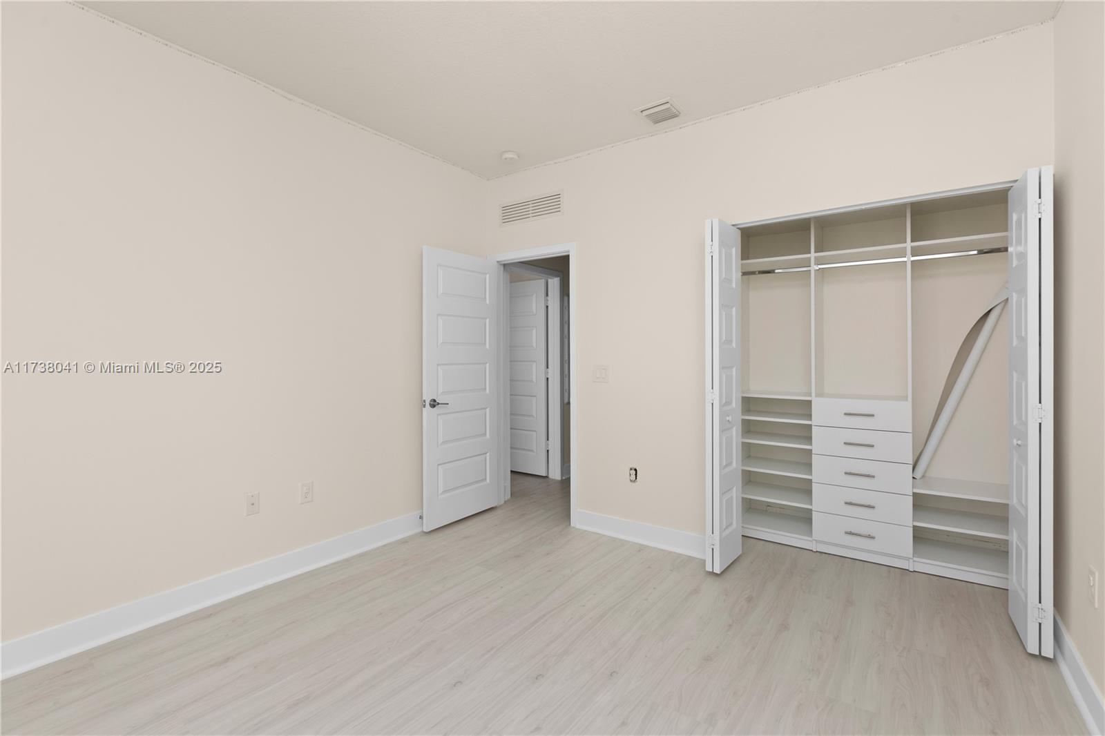 DOWNTOWN DORAL SOUTH PHAS - Residential