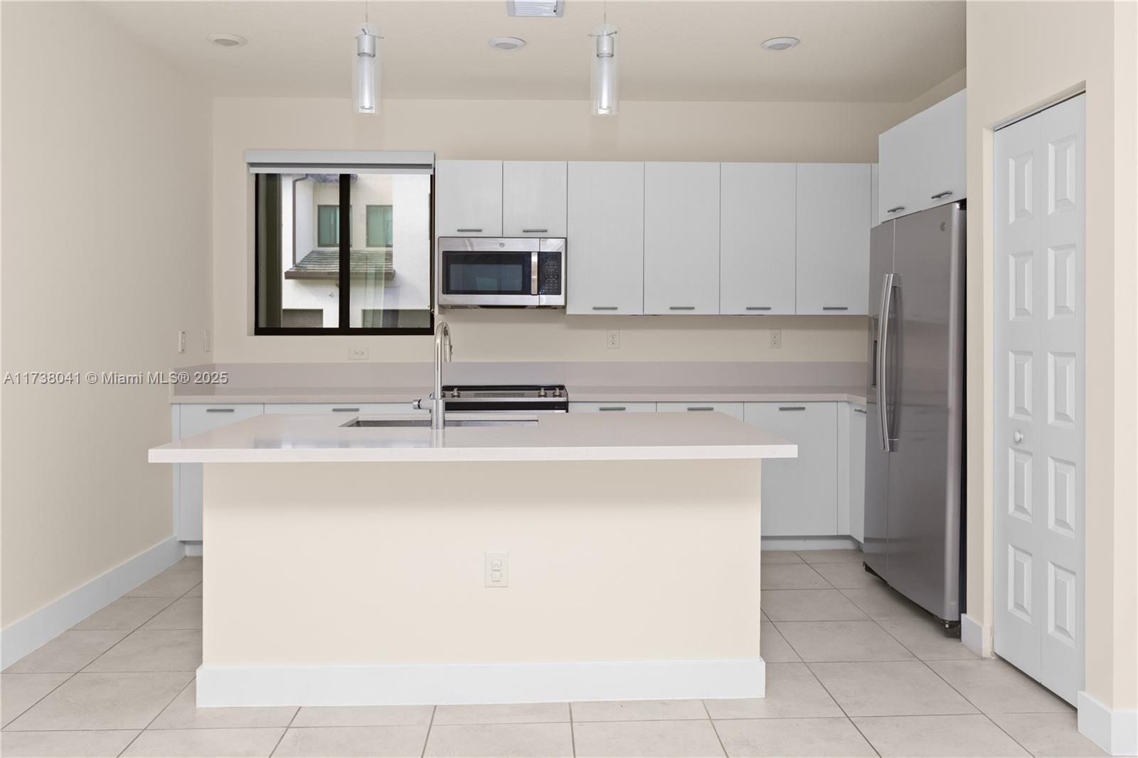 DOWNTOWN DORAL SOUTH PHAS - Residential