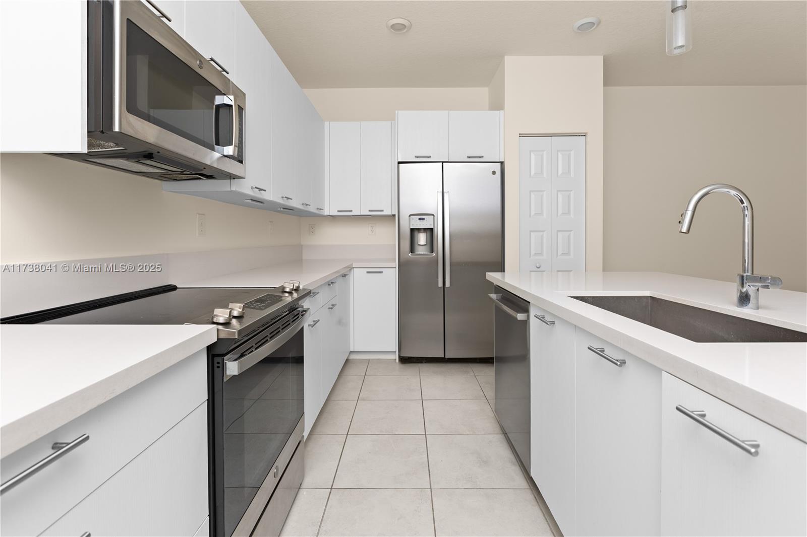 DOWNTOWN DORAL SOUTH PHAS - Residential