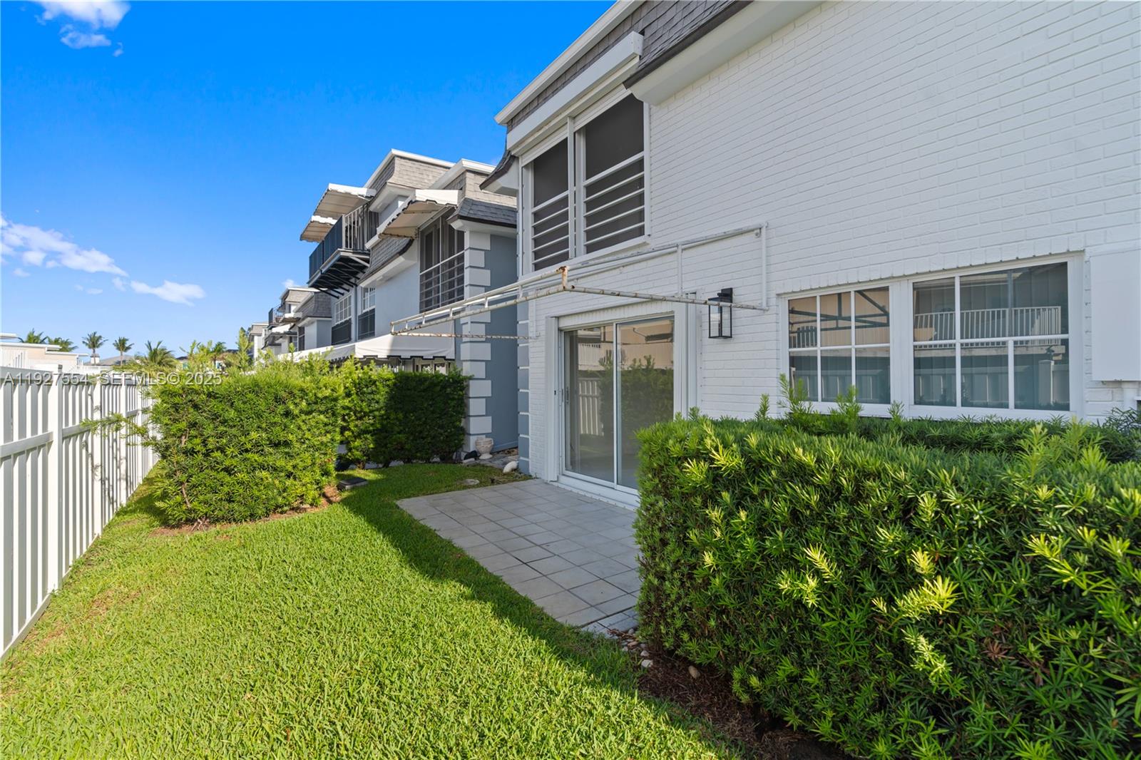 1194 Hillsboro Mile 33